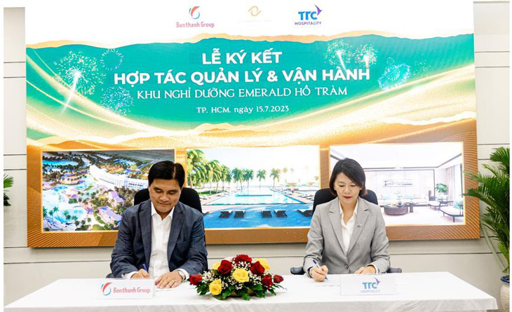 Ông Hoàng Tâm Hòa - tổng giám đốc Tổng công ty Bến Thành và bà Châu Thị Kim Phước - phó tổng giám đốc TTC Hospitality ký kết hợp tác vận hành Emerald Hồ Tràm Resort.
