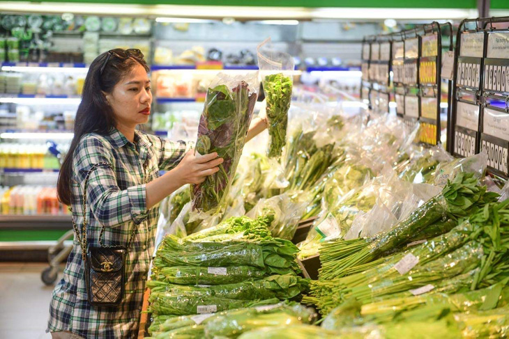 Mua rau xanh tại siêu thị Co.opmart, TP.HCM - Ảnh: Q.ĐỊNH