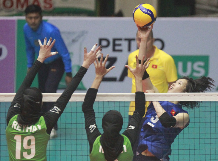 Thanh Thúy (bìa phải) không thể dự ASIAD 2023 cùng tuyển bóng chuyền nữ Việt Nam - Ảnh: AVC