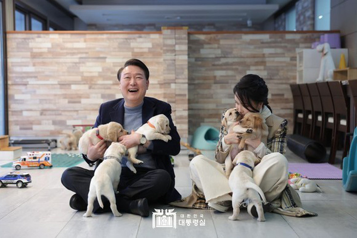Tổng thống Hàn Quốc Yoon Suk Yeol và đệ nhất phu nhân nổi tiếng là những người yêu động vật - Ảnh: VĂN PHÒNG TỔNG THỐNG HÀN QUỐC