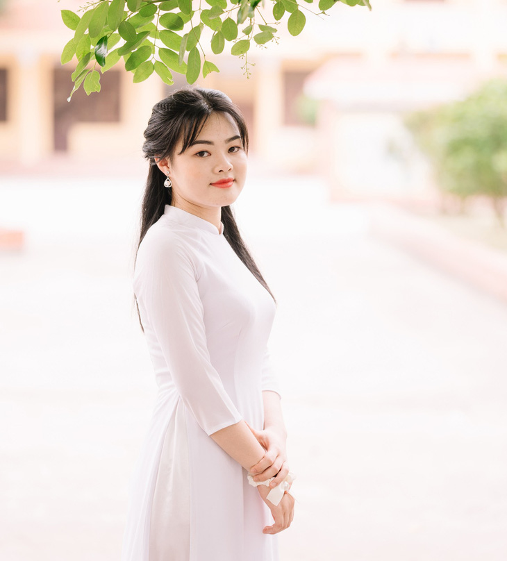 Nữ sinh Phạm Thị Vân Anh (học sinh Trường THPT Nguyễn Bỉnh Khiêm, TP Hải Phòng) là thủ khoa khối D01 tại kỳ thi tốt nghiệp THPT 2023 - Ảnh: NVCC