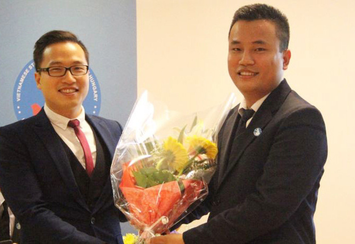 TS Võ Trung Âu (phải) khi nhận nhiệm vụ chủ tịch Hội Sinh viên Việt Nam tại Hungary nhiệm kỳ 2018 - 2021- Ảnh: T.YẾT