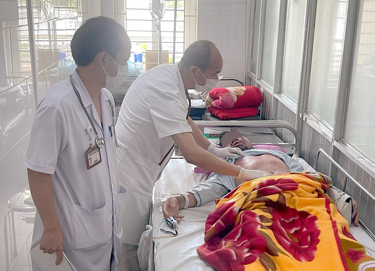 Bác sĩ Đỗ Duy Cường thăm khám cho bệnh nhân thủy đậu đang điều trị tại Trung tâm Bệnh nhiệt đới, Bệnh viện Bạch Mai - Ảnh: BVCC