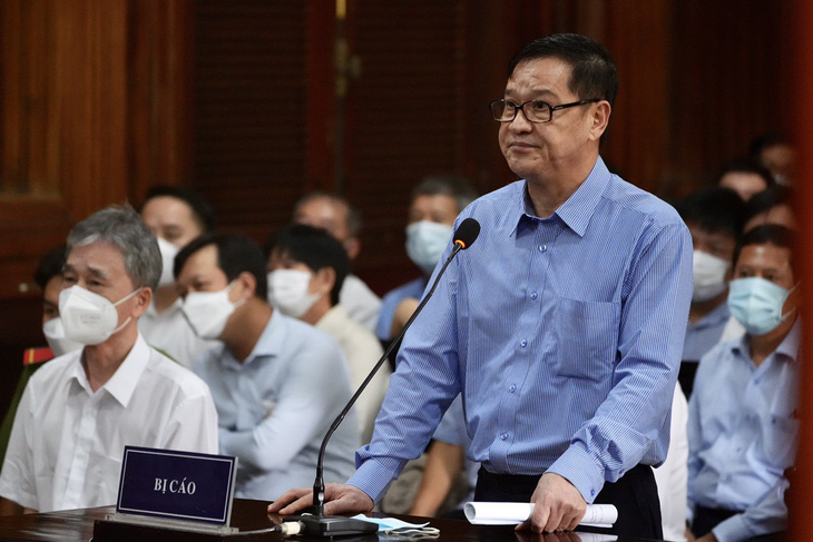 Bị cáo Chu Tiến Dũng (cựu tổng giám đốc Tổng công ty Công nghiệp Sài Gòn) cùng các đồng phạm hầu tòa do vi phạm pháp luật - Ảnh: HỮU HẠNH