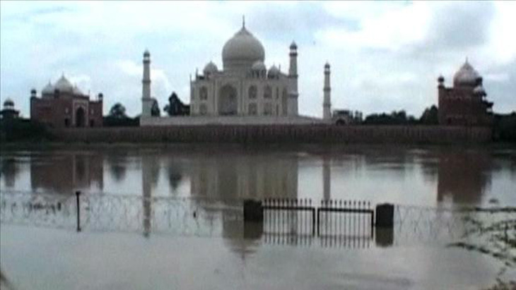 Nước lụt bao quanh đền Taj Mahal - Ảnh: WALL STREET JOURNAL
