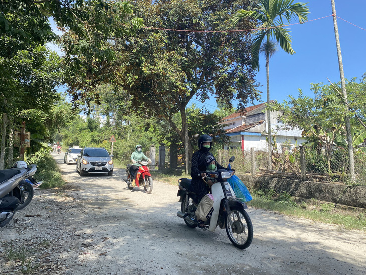 Đoạn đường qua xã Tiên Phong, huyện Tiên Phước xuống cấp nghiêm trọng - Ảnh: LÊ TRUNG