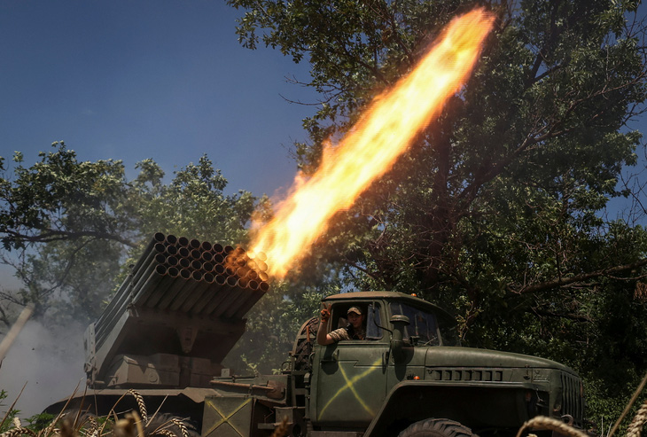 Lực lượng Ukraine khai hỏa ở vùng Donetsk ngày 18-7 - Ảnh: REUTERS