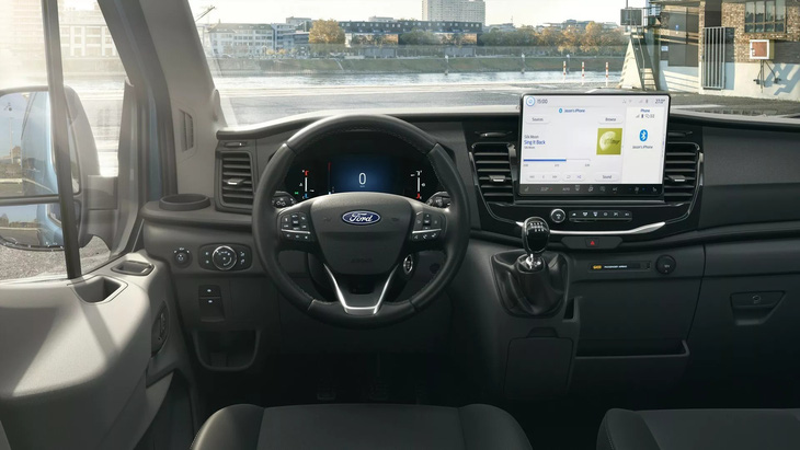Táp lô Transit giờ nhìn rất giống xe du lịch với bảng đồng hồ kỹ thuật số và màn hình cảm ứng trung tâm cỡ lớn - Ảnh: Ford