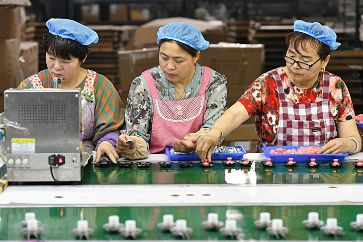Lao động làm việc trong nhà máy ở tỉnh An Huy, miền đông Trung Quốc - Ảnh: AFP