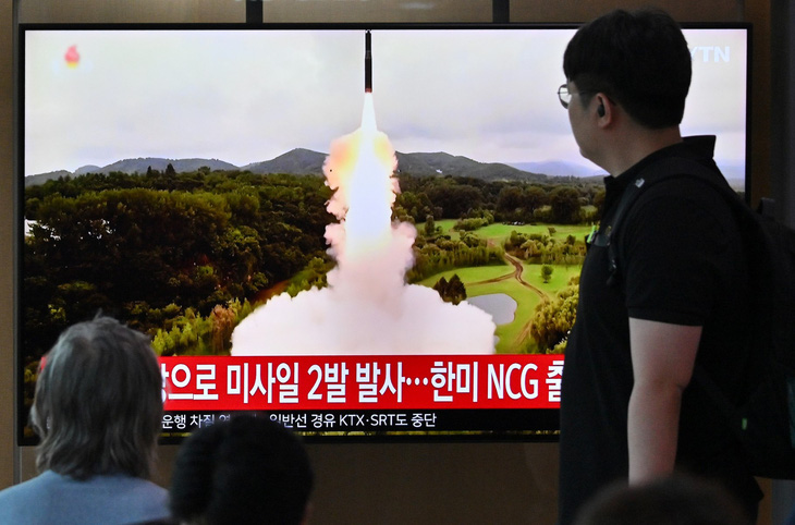 Người dân ở Seoul, Hàn Quốc, theo dõi tin tức về vụ phóng tên lửa của Triều Tiên sáng 19-7 - Ảnh: AFP
