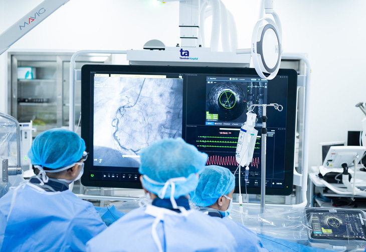 Ứng dụng công nghệ hiện đại chụp mạch vành và đặt stent tim mạch tối thiểu thuốc cản quang, giảm tái hẹp. Ảnh: Đ.H