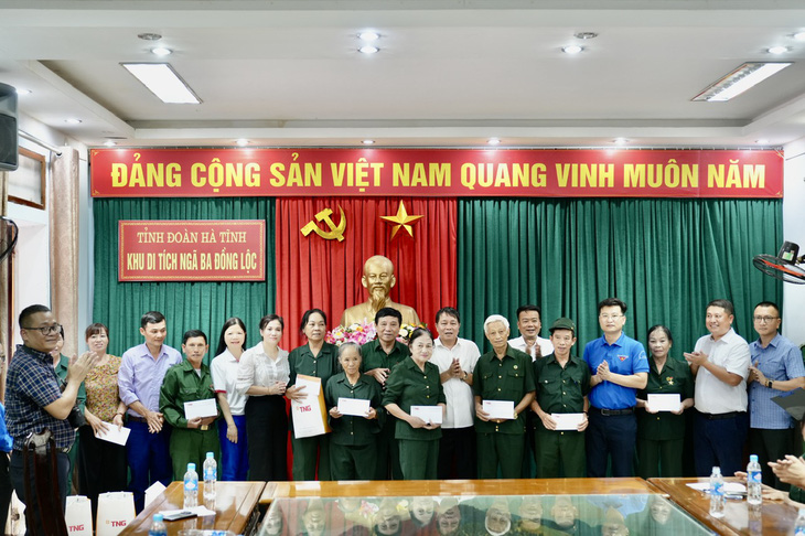 Đoàn thăm hỏi, tặng quà các cựu thanh niên xung phong đặc biệt khó khăn tại Hà Tĩnh