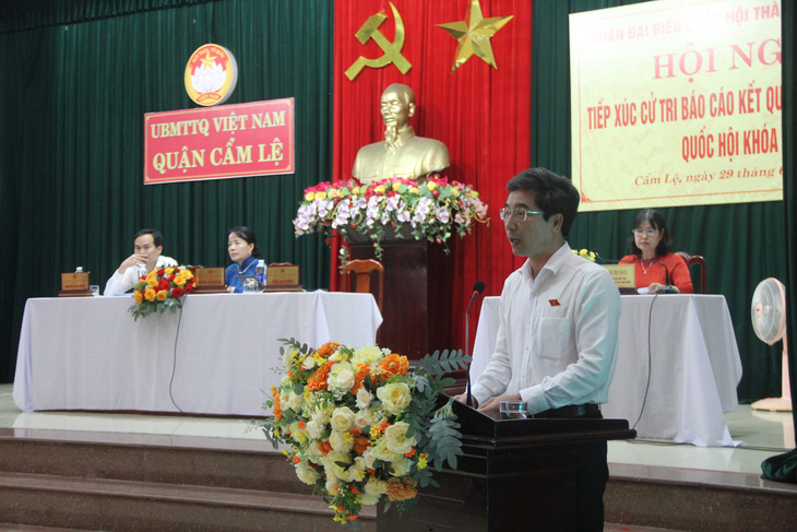 Ông Trần Chí Cường trong vai trò đại biểu Quốc hội tiếp xúc cử tri Đà Nẵng vào cuối tháng 6-2023 - Ảnh: TRƯỜNG TRUNG