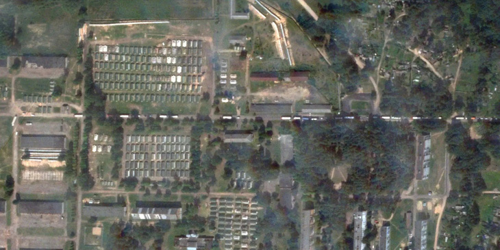 Ảnh vệ tinh cho thấy đoàn xe dài tiến vào một căn cứ quân sự ở Belarus hôm 17-7 - Ảnh: NEW YORK TIMES/PLANET LABS