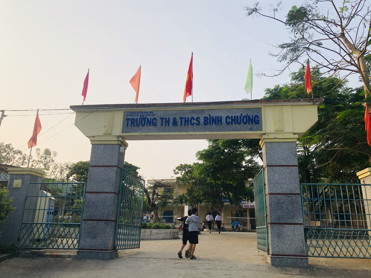 Huyện Bình Sơn đề nghị hoàn tất quy trình kỷ luật ông Đặng Xuân Hiển, hiệu trưởng Trường tiểu học và THCS Bình Chương, vì đánh vợ - Ảnh: TRẦN MAI