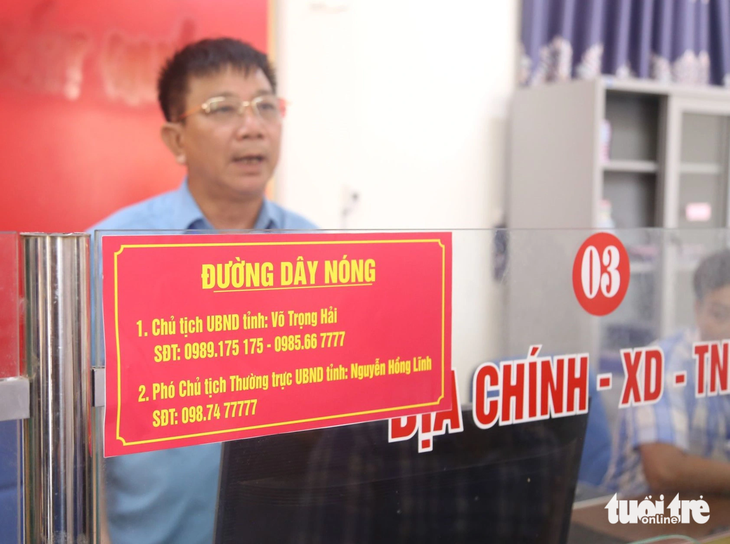 Các số điện thoại của lãnh đạo Hà Tĩnh làm đường dây nóng được dán ở bộ phận tiếp nhận, trả kết quả ở xã - Ảnh: L.M.