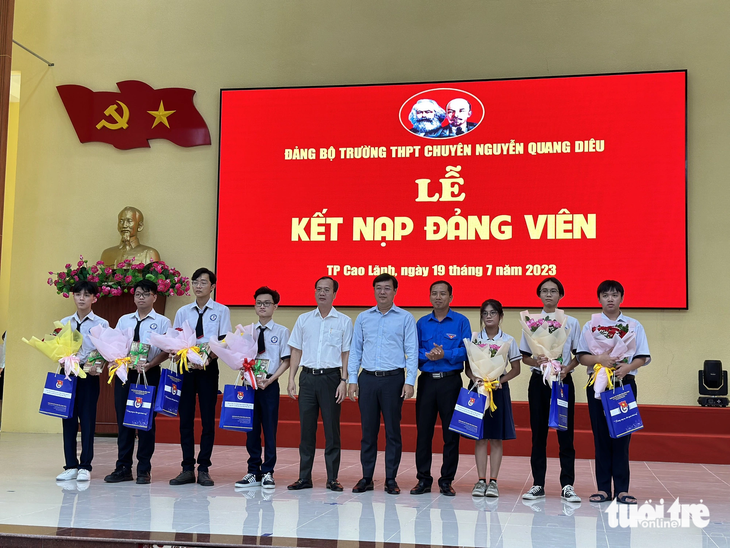 Ông Lê Quốc Phong - bí thư Tỉnh ủy Đồng Tháp (thứ 5 từ phải) - tặng hoa chúc mừng các đảng viên học sinh ưu tú - Ảnh: ĐẶNG TUYẾT