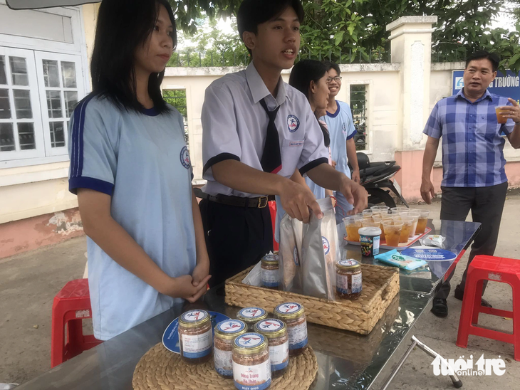 Học sinh Trường THPT chuyên Nguyễn Quang Diêu tự trồng đông trùng hạ thảo hữu cơ bán gây quỹ và nấu nước thanh nhiệt tặng các bạn học sinh, phụ huynh trong kỳ thi THPT quốc gia 2023 - Ảnh: ĐẶNG TUYẾT