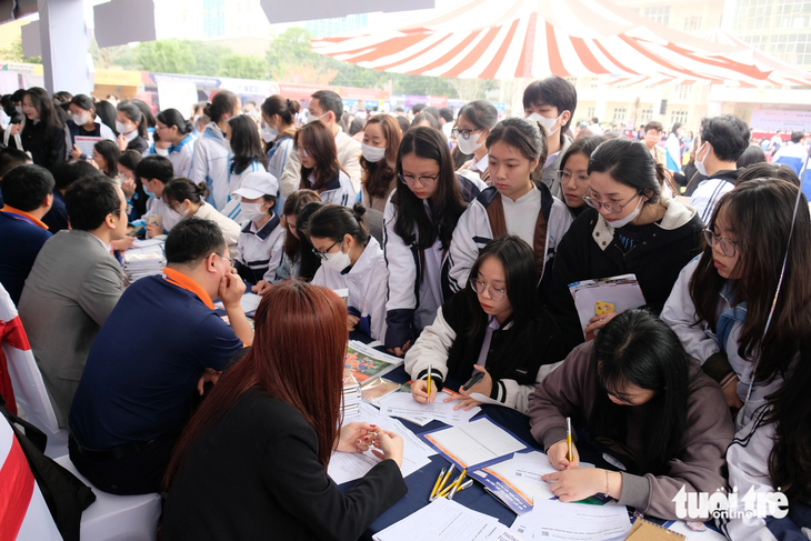 Học sinh tham dự ngày hội tư vấn tuyển sinh - hướng nghiệp năm 2023 - Ảnh: NGUYÊN BẢO