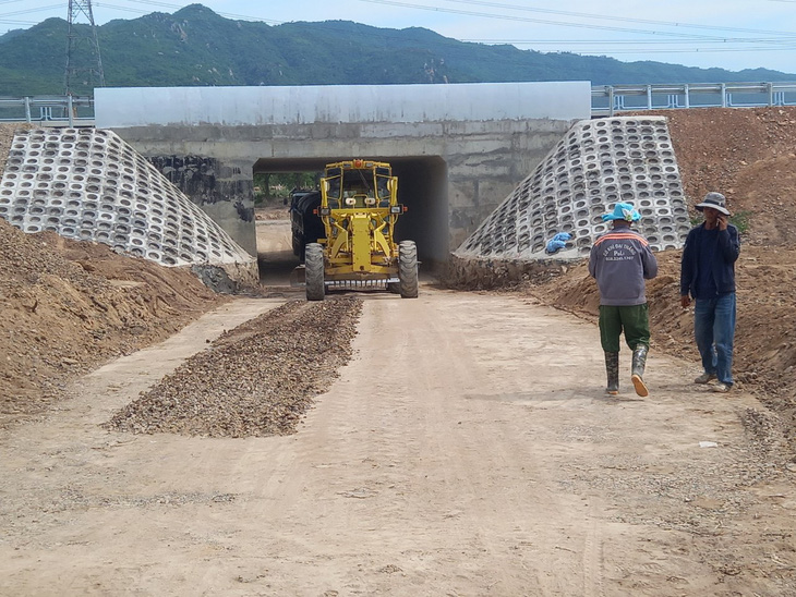 Nhà thầu đang thi công hoàn thiện một hạng mục hầm chui tuyến chính cao tốc Vĩnh Hảo - Phan Thiết - Ảnh: MAI THỨC