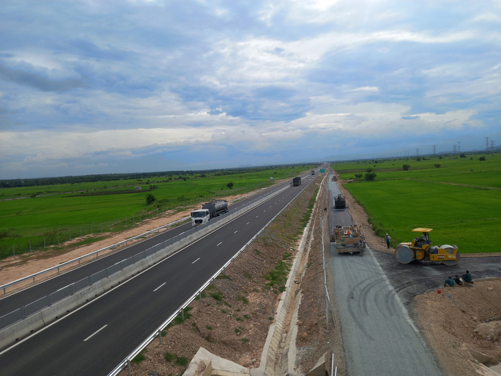 Các nhà thầu đang thi công hạng mục đường gom dân sinh bên tuyến chính cao tốc Vĩnh Hảo - Phan Thiết - Ảnh: MAI THỨC