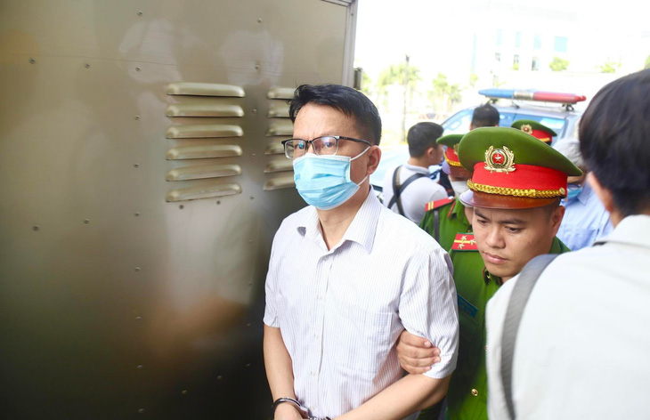 Cựu đại sứ Trần Việt Thái được dẫn giải đến phiên tòa chuyến bay giải cứu - Ảnh: DANH TRỌNG