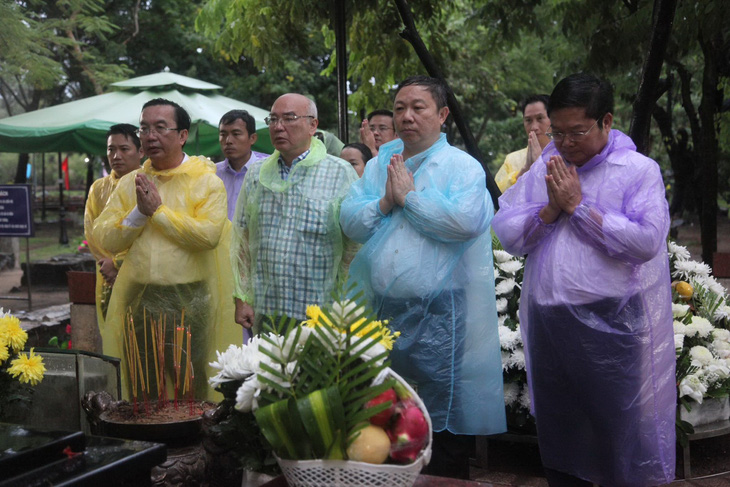 Đoàn lãnh đạo TP.HCM viếng Nghĩa trang Hàng Dương - Ảnh: K.L