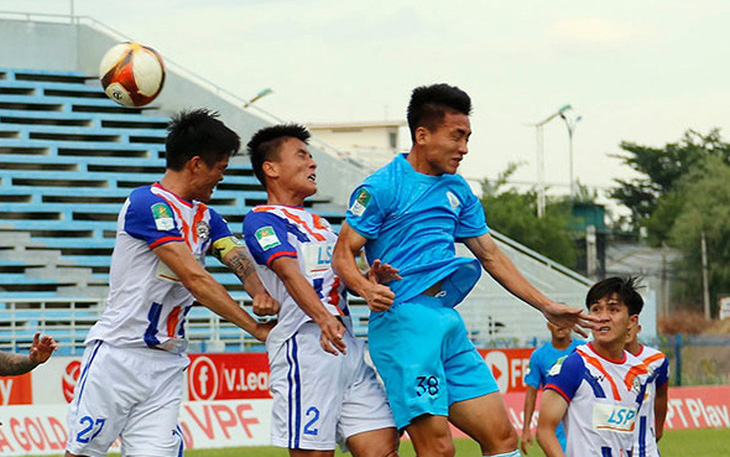 Đội trưởng Huỳnh Văn Ly (trái) ở Giải hạng nhất 2023 - Ảnh: VPF 