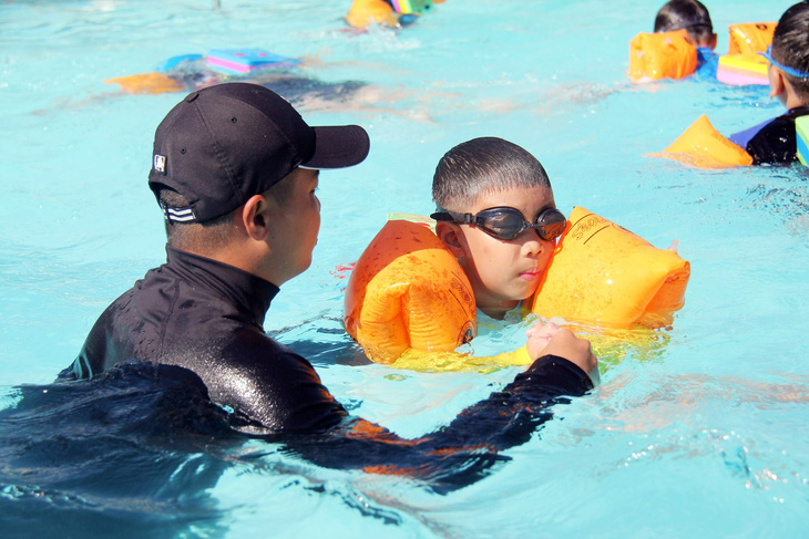 Các bạn nhỏ tập bơi tại trại hè "Vui cùng làn nước xanh" - Ảnh: C.K.