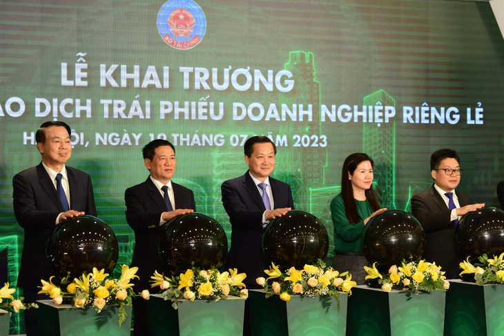 Phó thủ tướng Lê Minh Khái bấm nút khai trương hệ thống trái phiếu doanh nghiệp riêng lẻ sáng 19-7 tại Sở Giao dịch chứng khoán Hà Nội - Ảnh: CTV