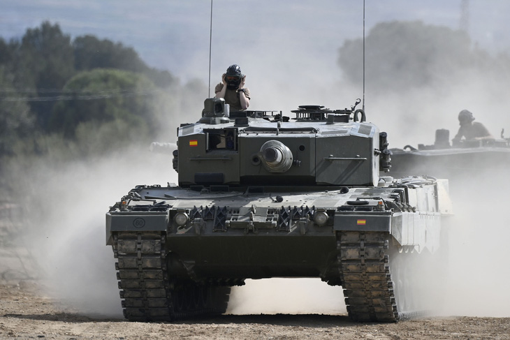 Binh sĩ Ukraine tập luyện sử dụng xe tăng Leopard 2 trên thao trường Tây Ban Nha hồi tháng 3-2023 - Ảnh: AFP