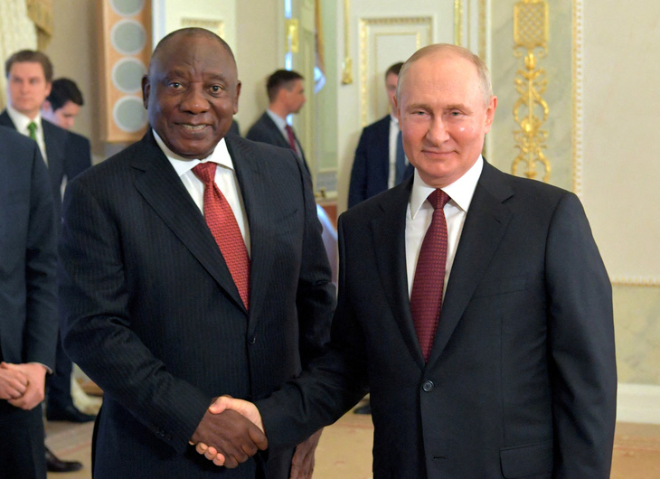 Tổng thống Nam Phi Cyril Ramaphosa (trái) và Tổng thống Nga Vladimir Putin - Ảnh: REUTERS