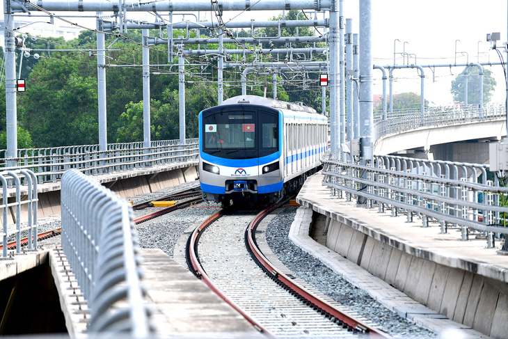 Tàu metro số 1 Bến Thành - Suối Tiên chạy thử nghiệm trên đường ray đoạn qua TP Thủ Đức, TP.HCM - Ảnh: QUANG ĐỊNH