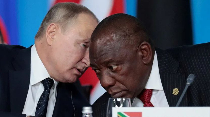 Tổng thống Nga Vladimir Putin (trái) và Tổng thống Nam Phi Cyril Ramaphosa dự Hội nghị thượng đỉnh Nga - châu Phi ở Sochi, Nga vào tháng 10-2019 - Ảnh: REUTERS