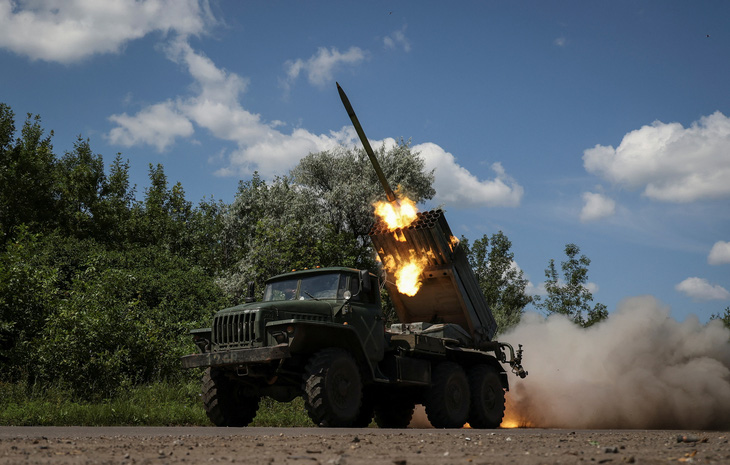 Pháo phản lực phóng loạt trong quân đội Ukraine khai hỏa trên chiến trường Donetsk - Ảnh: REUTERS