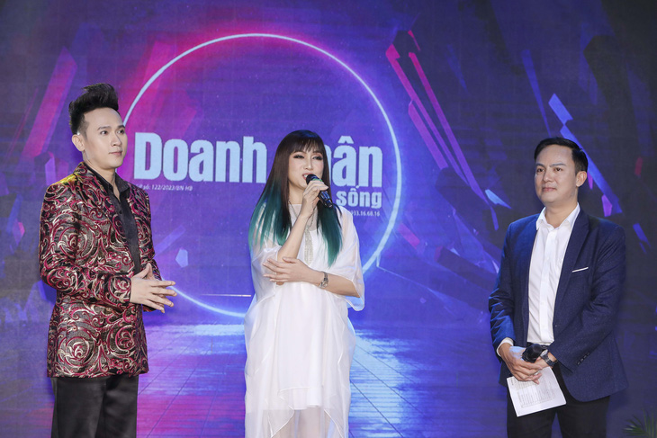 Ca sĩ Nguyên Vũ (bìa trái), diễn viên Hiền Mai cùng trưởng ban tổ chức tại buổi trao giải - Ảnh: BTC