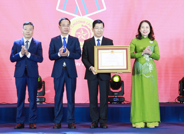 Phó chủ tịch nước Võ Thị Ánh Xuân trao Huân chương Lao động hạng nhì cho Cục Báo chí - Ảnh: T.HÀ
