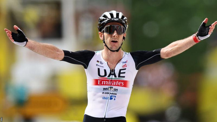 Vượt qua người anh song sinh, Adam Yates thắng chặng đầu tiên của Tour De France 2023 - Ảnh 1.