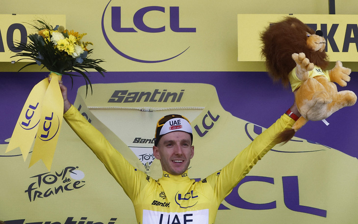 Vượt qua người anh song sinh, Adam Yates thắng chặng đầu tiên của Tour De France 2023