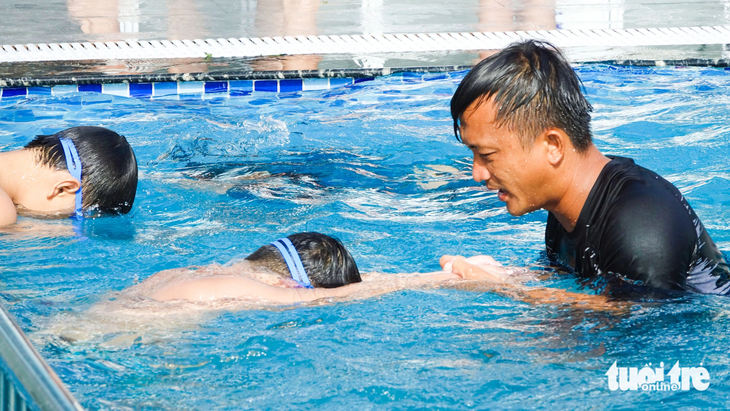 Lớp dạy bơi miễn phí cho trẻ em Kiên Giang