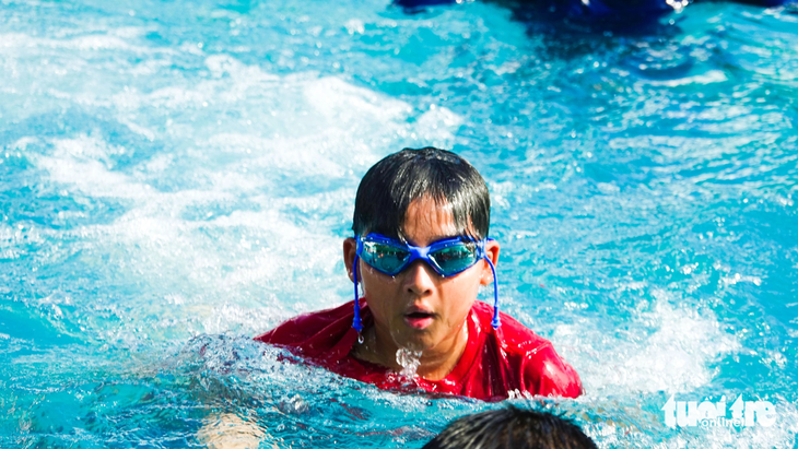 Lớp dạy bơi miễn phí cho trẻ em Kiên Giang - Ảnh 2.