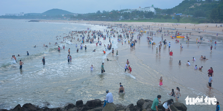 Du khách vui chơi, tắm biển tấp nập tại bãi Đá Ông Địa, TP Phan Thiết, Bình Thuận - Ảnh: ĐỨC TRONG