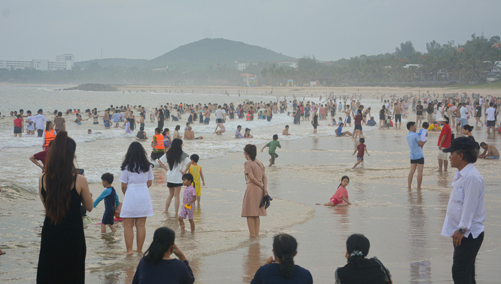Du khách vui chơi, tắm biển tại TP Phan Thiết, Bình Thuận trong dịp hè - Ảnh: ĐỨC TRONG