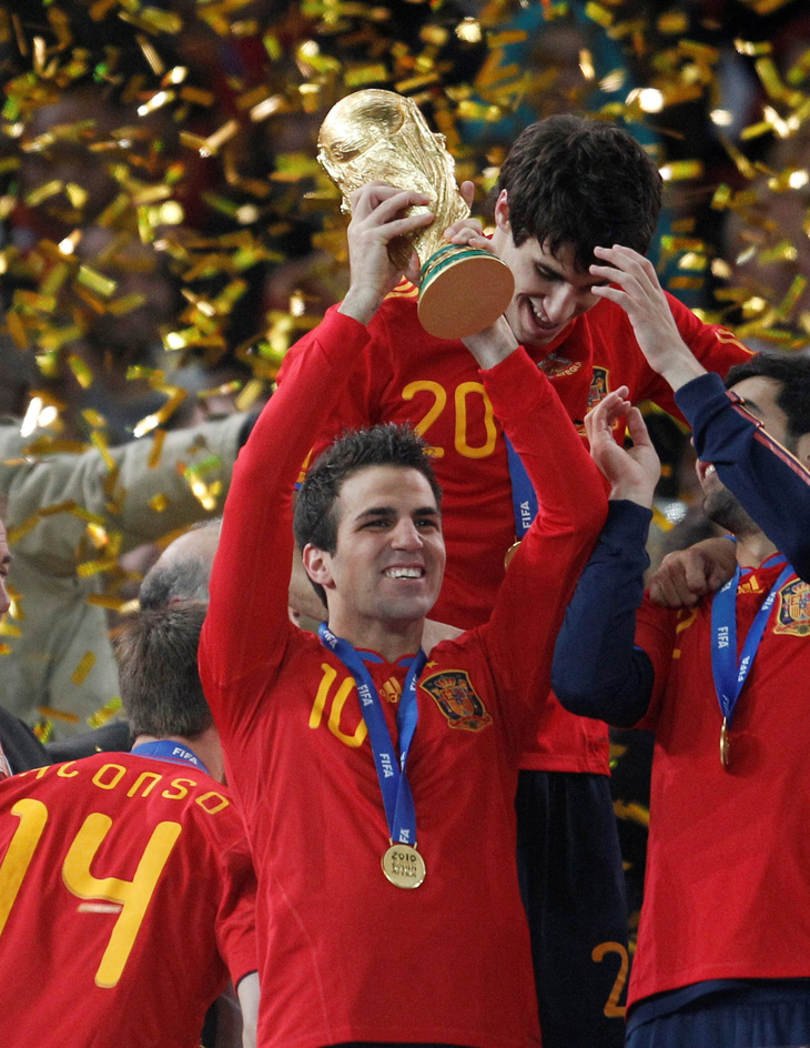 Fabregas cùng Tây Ban Nha vô địch World Cup 2020 - Ảnh: REUTERS