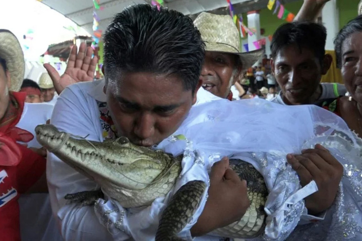 Thị trưởng ở Mexico cưới... cá sấu để cầu may - Ảnh 1.