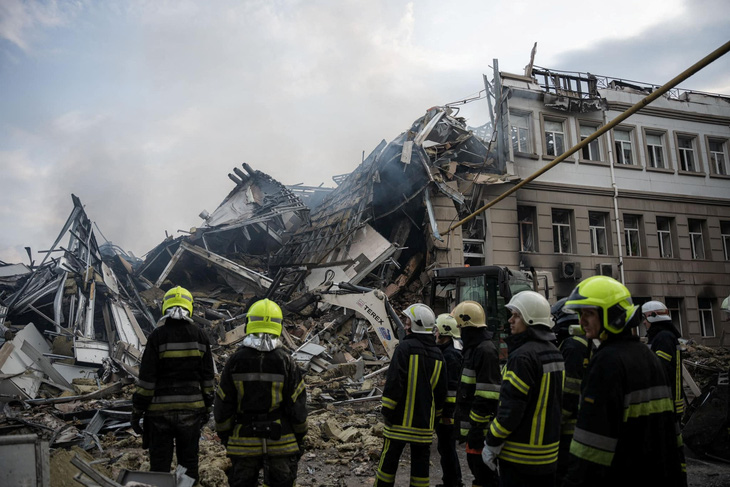 Một tòa nhà bị hư hại nặng nề sau đợt tấn công tại Odessa, Ukraine ngày 20-7 - Ảnh: REUTERS