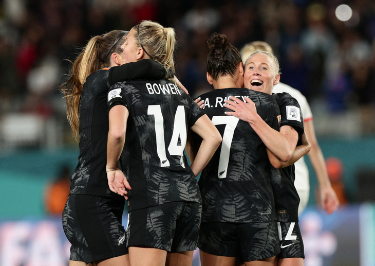 Niềm vui của các cầu thủ nữ New Zealand sau chiến thắng trước tuyển nữ Na Uy ở trận ra quân World Cup nữ 2023- Ảnh: REUTERS