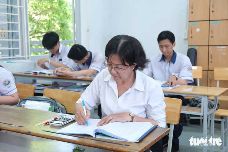 Bà Ngô Thị Kim Chi trong tiết ôn tập trước kỳ thi THPT. Bà đã đậu tốt nghiệp THPT với tổng 31,55 điểm - Ảnh: NGỌC PHƯỢNG