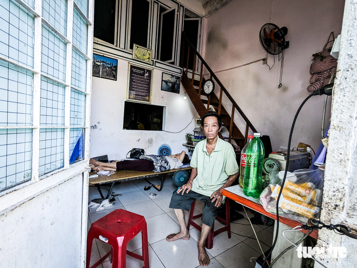 Nơi sinh sống của gia đình gồm 6 người của  ông Lê Hữu Đức (54 tuổi), nhà K208 - Ảnh: TẤN LỰC
