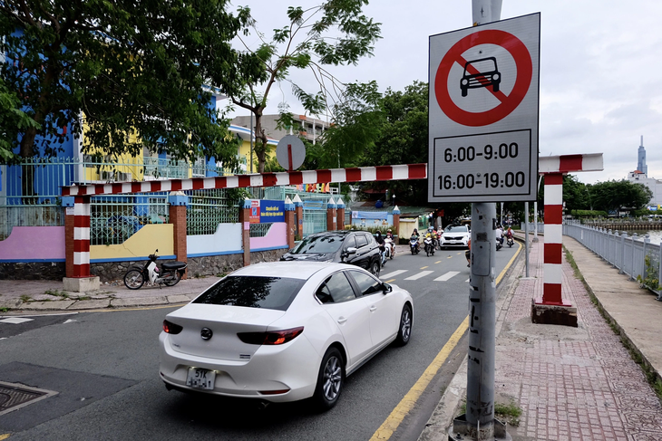 Một ô tô vi phạm giao thông, đi vào đường Trường Sa trong khung giờ cấm - Ảnh: PHƯƠNG NHI
